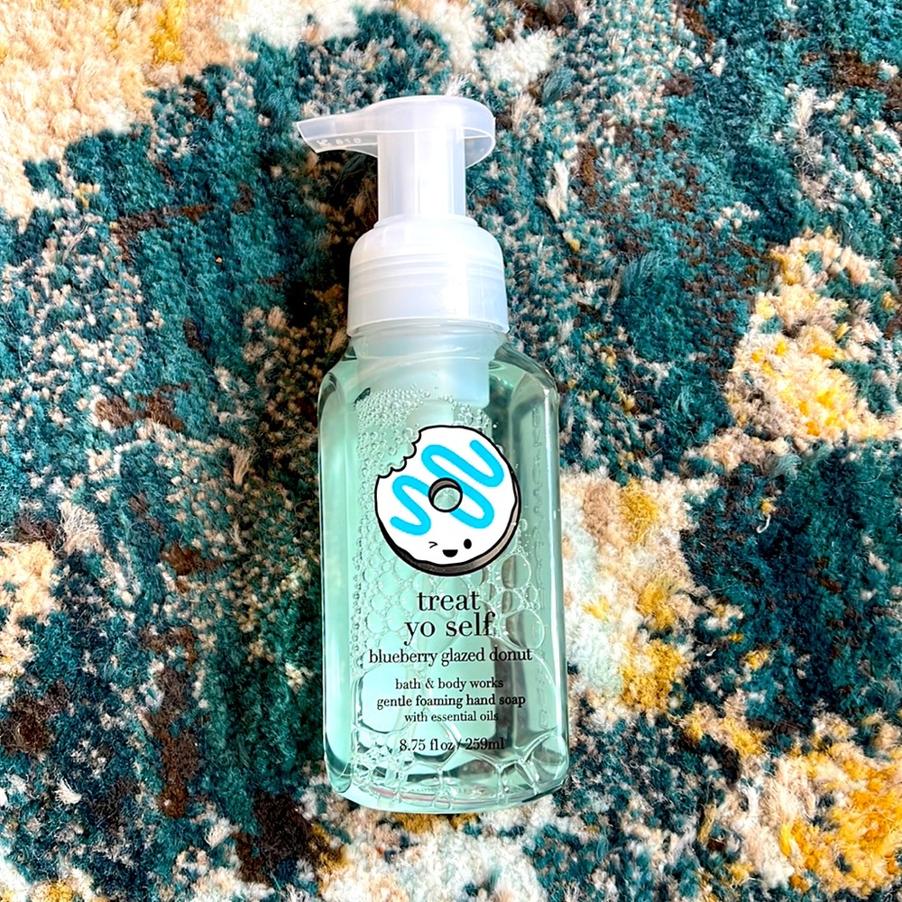 Treat yo Self Bath & Body Works Foaming Soap - blueberry glazed donut